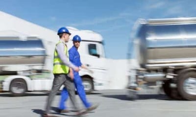 addetti al trasporto merci pronti per partire con un mezzo carico