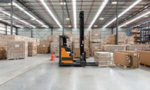 trasporto pallet all'interno di un magazzino