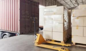 pallet di merci pronte per essere trasportate con i nostri mezzi
