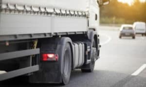 mezzo che trasporta merci su strada