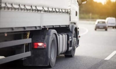 mezzo che trasporta merci su strada